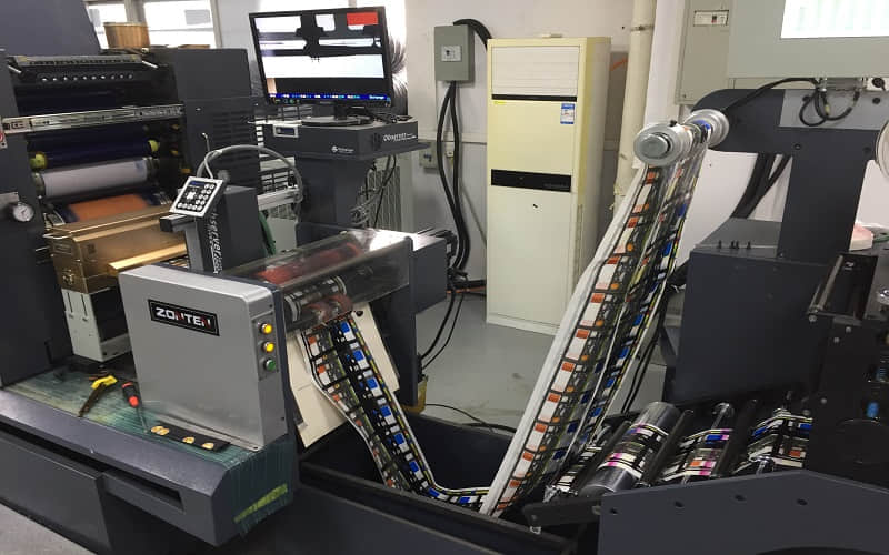 Sistema de control de calidad de impresión para impresoras con cámara de inspección móvil de motor 